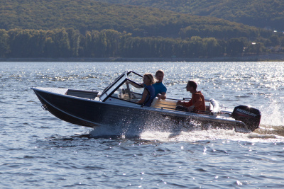 Моторная лодка Салют PRO 430 и PRO 430 JET