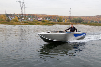 Моторная лодка Салют Classic 430 (Румпельный)