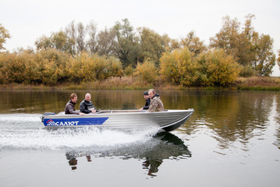 Моторная лодка Салют Classic 430 (Румпельный)